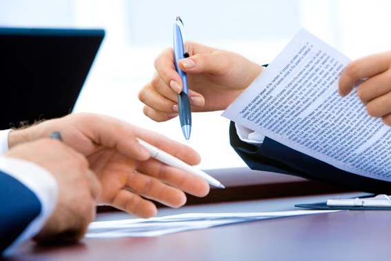 La firma de contratos
